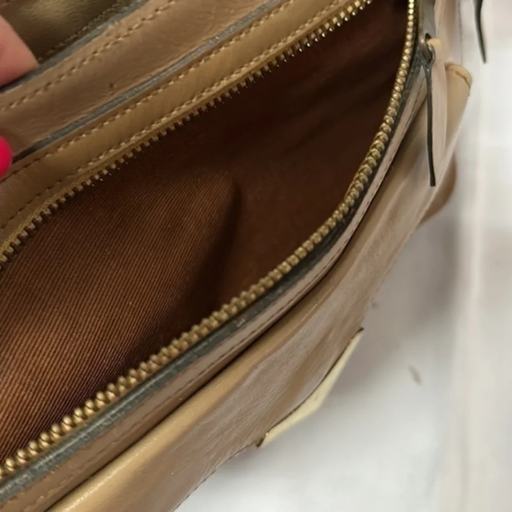 Vintage 1970’s tan Le Pouch vintage shoulder bag zippered pocket w‎ snap front